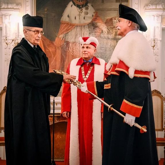 Vivat Emil Viklický, doctor honoris causa! 🎓
.
UP dnes ve svém jubilejním 450. roce udělila již druhý čestný doktorát. Jeho nositelem se stal hudební skladatel a mezinárodně proslulý jazzový pianista @emilviklicky. Rodák z Olomouce a absolvent matematiky na @prf_upol.
.
Před chvílí ve slavnostní dvoraně arcibiskupského paláce!
.
.
.
#univerzitapalackeho #palackyuniversity #olomouc #univerzitnimesto