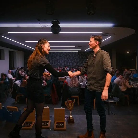 Blahopřejeme vítězům naší ligy! V čem? No přece v @univerzitni_kviz! ⭐🍻
.
Aneb zápočtový týden je ještě kousek před námi, ale semestrální vědomostní klání pro zábavu už má své finále za sebou. Včera večer v @best_sportcentrum.
.
Tak třikrát sláva! 🏆
.
A teď ještě řádně zakončit ty zapsané předměty. ✌
.
.
.
#univerzitapalackeho #palackyuniversity #olomouc #univerzitnimesto