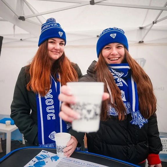 Den otevřených dveří je za námi! 👋
.
První prosincový den nám letos kromě velké sněhové nadílky přinesl i tisíce zvídavých uchazečů, kteří si přijeli pro informace o studiu svých vyhlédnutých oborů z první ruky.
.
Rádi jsme všechny viděli a budeme se těšit u přijímaček. 🆙 A pokud jste dnes dorazit nezvládli, nezoufejte. V tomto školním roce se všechny naše dveře otevřou ještě jednou v sobotu 27. ledna. Tak si udělejte poznámky do kalendářů a sledujte aktuality na webu univerzitnimesto.cz. 🖊 Link v biu. ☝
.
Fotky z dneška postupně přibývají na instagramových a facebookových profilech naší univerzity i jednotlivých fakult. Tak sledujte a koukejte! 👁
.
.
.
#univerzitapalackeho #palackyuniversity #olomouc #univerzitnimesto