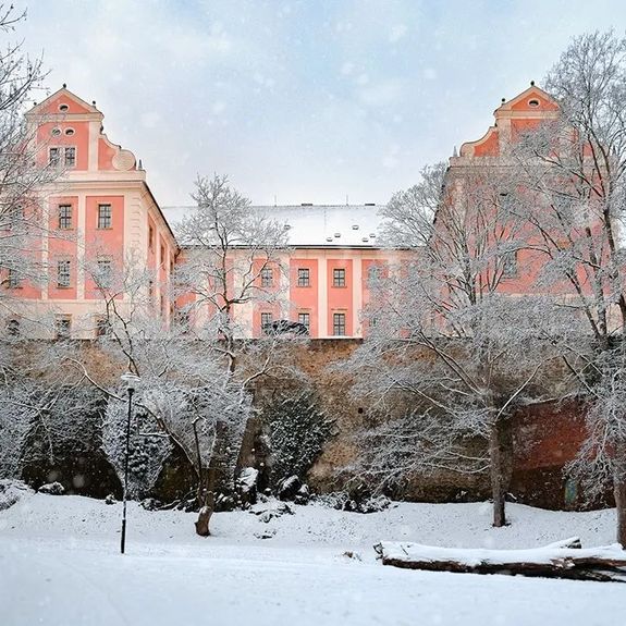 Starý jezuitský konvikt – kamenný svědek dějin univerzitního města o první prosincové sobotě.  ❄🤍🌨
.
.
.
#olomouc #univerzitnimesto #geniusloci #univerzitapalackeho #palackyuniversity