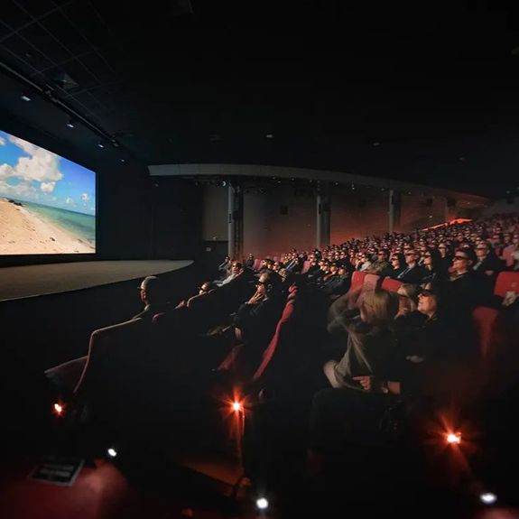 AFO je zahájeno! 🔥🔥🔥
.
Náš nejlepší festival dokumentárních filmů @afo_olomouc se dnes vrátil tam, kam právem patří – do zaplněných kinosálů. Po dvou ročnících uskutečněných pohříchu online naše univerzitní město opět ožívá projekcemi, přednáškami, workshopy, koncerty i tematickými večírky. Takto to vypadalo na oficiálním zahájení. Před chvílí v Kině Metropol!
.
#afo57 #watchandknow @kinometropol #olomouc #univerzitnimesto #univerzitapalackeho #palackyuniversity #upol #rightnow