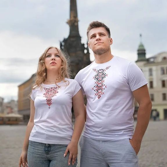 Novinka v UPointu! I když ne přímo ke koupi. 🆙🤝🇺🇦
.
Tradiční „vyšyvanka“ je symbolem ukrajinské lidové kultury, který je se zemí na Dněpru spojen možná ještě pevněji, než modrožlutá vlajka. A teď je i motivem nových triček, které můžete získat v @upoint.upol. Jak? Stačí přispět do našeho univerzitního Fondu pomoci Ukrajině, jehož prostřednictvím vybíráme peníze na průběžnou podporu více než 160 studentů a zaměstnanců z Ukrajiny, kteří na UP působí.
.
Tričko ve zvoleném střihu a velikosti si může z UPointu odnést každý, kdo prokáže, že do fondu přispěl nejméně 300 korun. 💙💛
.
👉 Více info pod odkazem v biu. ☝️
.
#standwithukraine #jsmeup #univerzitapalackeho #palackyuniversity #upoint #upol #olomouc #univerzitnimesto