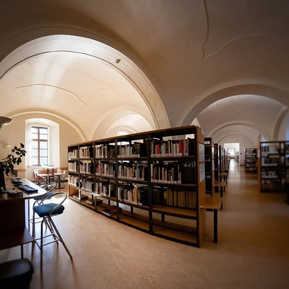Papírové knížky jsou skvělá věc – ale naše barokní knihovna má i modernější nástroje. 📚➡️🌐
.
Víte, že v nadcházejícím týdnu pro vás zaměstnanci @knihovnaupol připravili opakování oblíbené akce „Týden s elektronickými informačními zdroji“? Všem zájemcům má pomoct ovládnout vyhledávání v digitálních databázích a práci s informačními platformami, které sice můžu působit na první pohled složitě, ale při výzkumu a psaní nejen diplomek poskytují nedocenitelnou pomoc.
.
Od pondělka do pátku tak můžete využít osobní konzultace na infopointech, připojit se k webinářům, nebo se osobně zúčastnit workshopů a dalších školení. Pojďte do toho a buďte mezi e-knihami a vědeckými časopisy jako ryby ve vodě!
.
👉 Link na podrobnosti v biu i dnešním instastory. 👆
.
.
.
#knihovnaup #ezdroje #univerzitapalackeho #palackyuniversity #olomouc #univerzitnimesto