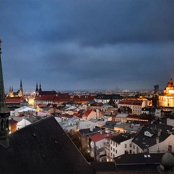 Ať je den nebo noc, hezky nebo deštivo, v Olomouci je vždycky na co koukat. 💙
.
Nejstudentštější město v zemi ale umí nabídnout mnohem víc než jen potěchu oka. Kdo sem přijde na studia, mnohdy si spolu s diplomem z nejstarší univerzity na Moravě odváží i vzpomínky na nejhezčí část mládí. Kdo by k tomu cíli chtěl vykročit letos, má jednu z posledních příležitostí. Přihlášky ke studiu se totiž uzavírají už tuto středu o půlnoci. ⌛
.
Ať tedy letos maturujete nebo se na vysokou chystáte z jiného důvodu, nepromeškejte posledních pár desítek hodin pro tu správnou volbu. Odkaz na e-přihlášku najdete u nás v biu. 👆 Přejeme šťastnou ruku při volbě oboru! ✊✊
.
.
.
#olomouc #univerzitnimesto #univerzitapalackeho #palackyuniversity #geniusloci