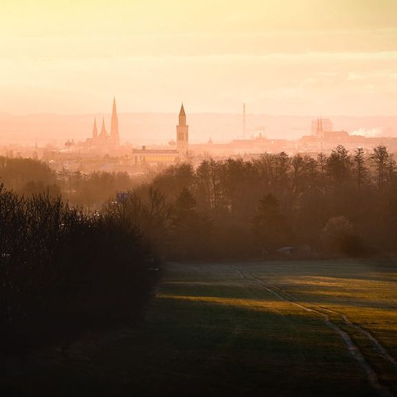 Dnes v 6 hodin vyšlo nad Olomoucí sluníčko. 🌤️ Zajde o 12 hodin později, opět skoro přesně o šesté. Ve 22:24 pak nastane okamžik kdy se Země ke Slunci natočí rovníkem. Nastane jarní rovnodennost a astronomické střídání ročních období.
.
Tak dobré ráno! Užijte si poslední zimní den, který bude z malé části už i prvním jarním. 🌿🍀
.
.
.
#olomouc #univerzitnimesto #spring #equinox