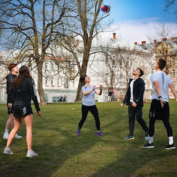 UPoint vyprodává sportovku, tak si chyťte slevu 45%! 🏐🤑
.
Pohyb posouvá člověka kupředu a posunout se potřebuje i @upoint.upol. Zahajuje proto výprodej univerzitní kolekce sportovního oblečení, vyrobené ve spolupráci s Adidas.
.
Při příležitosti 450. výročí naší univerzity nabízí na všechny části kolekce slevu 45%. 🆙
.
Nabídka platí do vyprodání zásob. ⌛
.
K mání v kamenném obchodě i e-shopu. Link v biu. 👆
.
.
.
#upoint #upol #univerzitapalackeho #palackyuniversity #up450 #olomouc #univerzitnimesto