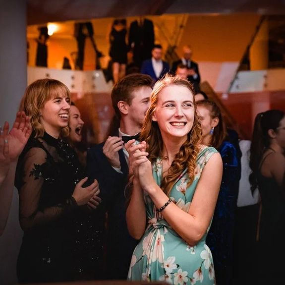 Jak se plesá přímo na akademické půdě? Takhle! 🎓👡
.
Plesová sezóna se blíží ke konci a tady v univerzitním městě s pozdně březnovou tancovačkou přišla naše přírodovědecká fakulta @prf_upol. Ta při sobotní noci uspořádala gala v plné palbě přímo pod vlastní střechou, v hlavní budově na třídě 17 listopadu. 👌
.
Mimochodem, PřF letos, v 450. roce od vzniku univerzity, oslaví 70 let vlastního fungování. Tak všechno nejlepší! 🎆
.
.
.
#univerzitapalackeho #palackyuniversity #olomouc #univerzitnimesto