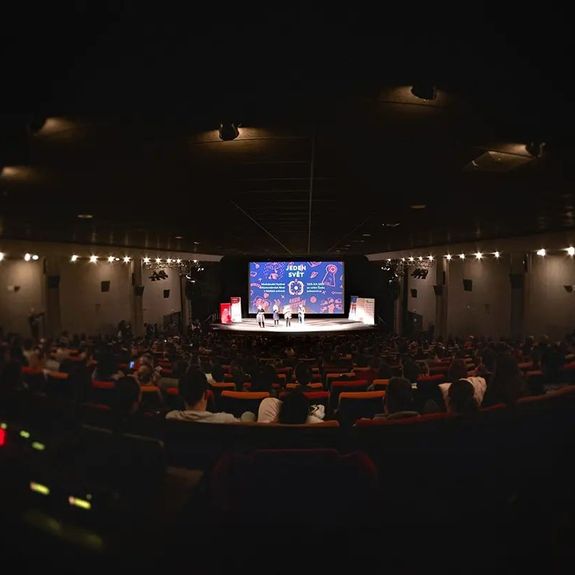 Jeden svět – bezpočet zážitků. 📽🌍
.
Jaká je cena za naše bezpečí? Tuto zastřešující otázku pokládá letošní ročník festivalu filmů o lidských právech @jedensvetcz. Jeho olomoucká část, kterou nepostradatelnou měrou organizují naši studenti, začala projekcí filmu „Kuciak: Vražda novináře“. Právě teď v @kinometropol!
.
Skvělý program potrvá až do soboty. Coby hrdý partner všechny srdečně zveme. Link na bliží info najdete v biu. ☝
.
.
.
#jedensvet @jedensvetolomouc #univerzitapalackeho #palackyuniversity #olomouc #univerzitnimesto #rightnow