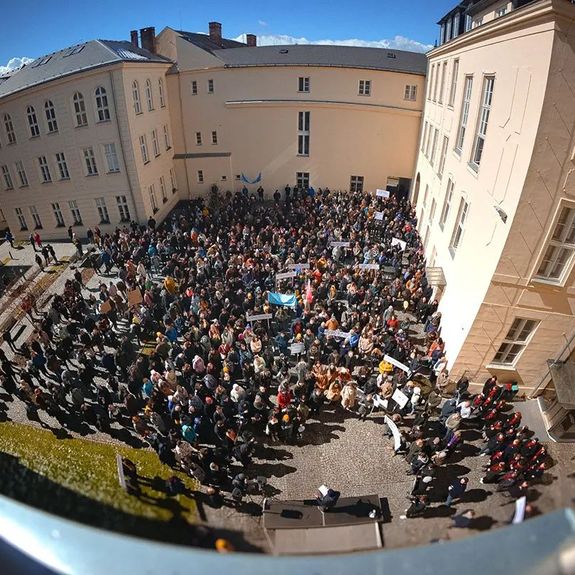 Na fildě nastala Hodina pravdy. 🕚
.
Nádvoří @ff_upol se dnes v Den učitelů zaplnilo akademiky i studenty, protestujícími proti dlouhodobému podfinancování sociálněvědních a humanitních oborů, které teď při zrychlené inflaci hrozí krizí na (nejen) filozofických fakultách.
.
Olomoucké kolegy k nám v rámci celorepublikového protestu Hodina pravdy přijeli podpořit zástupci a studenti @muni_ff, @filda_ou, @fpf_slezskauniverzita a @filozoficka_fakulta_ju. V závěru olomoucké části akce se shromážděný dav vydal z nádvoří FF UP na Žižkovo náměstí, kde symbolicky složil své transparenty před sochou TGM – profesora filozofie, který se stal spoluzakladatelem a hlavou našeho novodobého státu.
.
Více informací a odkaz na související petici dnes najdete v Žurnálu UP. Link v biu. ☝
.
.
.
#hodinapravdy @hodina.pravdy2023 #olomouc #univerzitnimesto #univerzitapalackeho #palackyuniversity