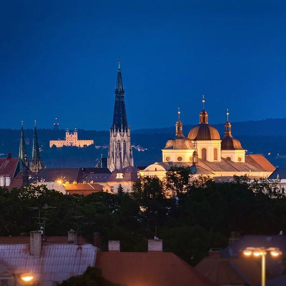 Víte, že tento pátek večer se veřejnosti otevřou brány olomouckých kostelů a klášterů? 🌃
.
Celorepubliková akce Noc kostelů totiž i v našem univerzitním městě na několik hodin zpřístupní i ty církevní stavby, kam se běžný smrtelník jen tak nepodívá – včetně prostor, které jsou po zbytek roku užívány jen mnichy a řádovými sestrami.
.
Budete moct navštívit i několik míst úzce spjatých s naší alma mater. Třeba Kapli Božího Těla v Konviktu, univerzitní kostel Panny Marie Sněžné, původní jezuitskou univerzitní kapli v dnešní budově Vojenského správního archivu, nebo si s komentářem studentů dějin umění prohlénout základy zaniklého kostela Petra a Pavla na nádvoří hlavní budovy @ff_upol.
.
Program bude jako vždy bohatý a plný architektonických i jiných uměleckých krás. Tak si ho nenechte ujít!
.
🔗 Odkaz na něj najdete v biu. 👆
.
.
.
#nockostelu #univerzitapalackeho #palackyuniversity #olomouc #univerzitnimesto