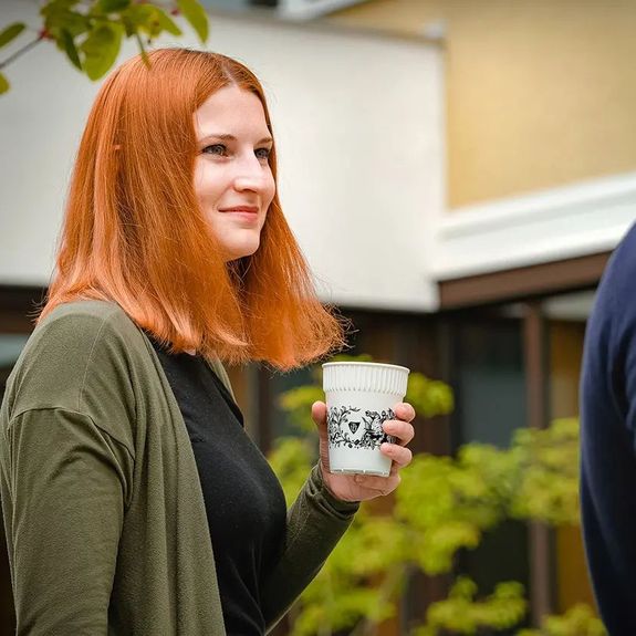 Představujeme Hot cUPy – univerzitní kelímky na horké nápoje. 🆕 Už teď jsou k mání v @upoint.upol a brzy i v bistrech FreshUP na fakultách!
.
🔹 opakovaně použitelné a snadno udržovatelné
🔹 těsně uzavíratelné a termoizolační
🔹 vyrobené v Česku
🔹 dobře padnoucí do ruky
🔹 ...a navíc skvěle vypadající!
.
Hot cUPy máme ve dvou variantách potisku – jednoduché (opatřené jen černým logem UP) a zdobné, s motivy kávy, kakaa a čaje s vyobrazením tří historických olomouckých kašen: Caesarovy, Jupiterovy a Herkulovy. Autory originální grafiky jsou naši mladí absolventi z výtvarné skupiny @chaoscompanyart.
.
Kelímky budou mimo jiné k zapůjčení na budoucích univerzitních oslavách a dalších akcích, kde se bude podávat káva, čaj nebo třeba punč. Už brzy si je budete moct koupit ve FreshUPech na kafe. Nebo už teď na prodejně nebo e-shopu UPointu.
.
🔗 Link v biu. 👆
.
Tak co na ně říkáte?
.
.
.
#univerzitapalackeho #palackyuniversity #olomouc #univerzitnimesto