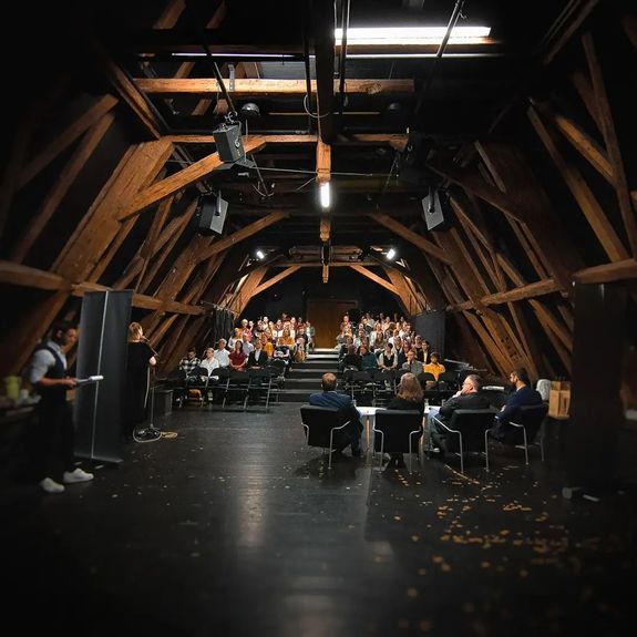 Literární soutěž UP zná své vítěze! ✒🏆
.
Už podevětadvacáté se studentky a studenti UP se svými texty přihlásili do literární soutěže vyhlášené rektorem.
.
Odborná porota, ve které usedli literární expertka Jana Vrajová, básník a laureát Magnesie Litery Radek Malý a spisovatel a scenárista Michal Sýkora, letos hodnotila 102 příspěvků od 98 posluchačů a posluchaček ze všech našich fakult. Slavnostní vyhlášení výsledků proběhlo minulý týden. Podívejte se na fotky!
.
👉 Ještě jednou blahopřejeme vítězům, jejichž oceněné povídky a básně si tradičně můžete přečíst na www.spisovatele.upol.cz. 🔗 Link najdete v biu. ☝
.
.
.
#univerzitapalackeho #palackyuniversity #upol #olomouc #univerzitnimesto