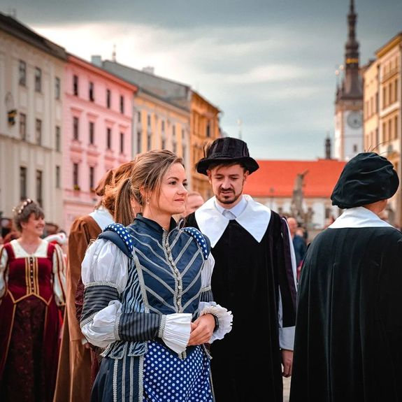 Svátky města Olomouce jsou zahájeny!
.
Víkendovou slavnost, která připomene 400. výročí patronátu svaté Pavlíny nad Olomoucí, zahájil historický průvod městem s představiteli církve, magistrátu i univerzity. Pokračovat se bude zítřejším programem na Horním náměstí, kterého se budeme účastnit i my.
.
Těšit se můžete třeba na:
.
🔹 Univerzitní chill-out zónu na Horním náměstí
🔹 Živou uměleckou tvorbu studentů ze spolku @studiumartium
🔹 Science show, kterou na náměstí přinese @pevnost_poznani_olomouc
🔹 Fotografickou výstavu z historie Olomouce, kterou představí v sobotu mimořádně otevřený @upoint.upol
.
Kompletní program na sobotu a neděli najdete v biu. ☝
.
.
.
#univerzitapalackeho #palackyuniversity #olomouc #univerzitnimesto