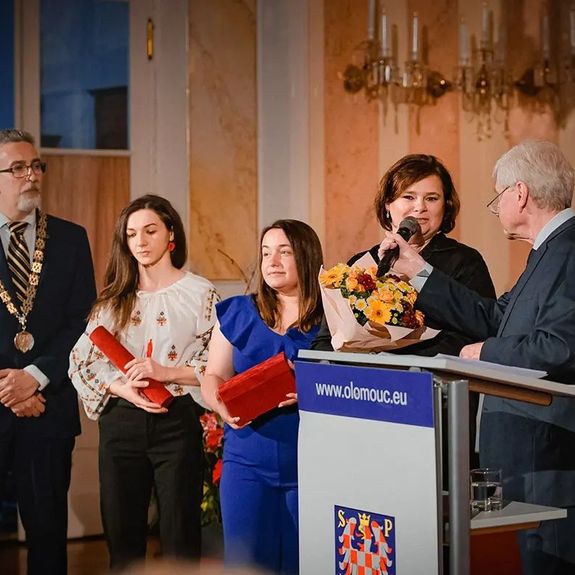 Olomoucký počin roku? Dobrovolnické centrum UP! 🤝
.
Včera večer byly ve slavnostní dvoraně arcibiskupského paláce předány výroční Ceny města Olomouce. A kolektivní poctu získalo i @dobrovolnicke_centrum_up, které v únoru loňského roku bezprostředně zareagovalo na ruskou invazi a začalo koordinovat zapojení univerzitních dobrovolníků do pomoci uprchlíkům z Ukrajiny.
.
Jen do činnosti Krajského asistenčního centra pomoci Ukrajině (KACPU) se zapojilo na čtyři stovky univerzitních studentů a zaměstnanců, kteří odpracovali desetitisíce hodin: pomáhali s provozem, tlumočením nebo hlídáním dětí. Dobrovolnické centrum UP zprostředkovávalo pomoc také přímo na univerzitě, například při hledání ubytování či právní a psychologické podpory.
.
Cenu byl jménem centra převzít užší tým koordinátorů pomoci Ukrajině, poděkování a pocta ale patří všem, kdo tváří v tvář humanitární krizi nezůstal stranou. 💙
.
Ceny města si za své celoživotní zásluhy zároveň převzala trojice osobností, spjatých s naší univerzitou:
.
🟥 Biofyzik Josef Pešák, přední odborník na koktavost a řečové vady, který při vyšetřování a testování malých pacientů přišel na to, že koktavé děti mají sníženou specifickou vodivost v plicích. Dlouholetý výzkumník a vyučující na @lf.upol.
.
🟥 Libor Kvapil – lékař a celoživotní skaut, rovněž působící na LF UP. Cenu za společenský přínos městu získal za zřízení a dlouhodobé vedení ordinace praktického lékaře pro lidi bez domova, první svého druhu v ČR.
.
🟨 Jana Krejčová – výtvarnice, autorka řady úspěšných expozic a publikací, původně spjatá s katedrou výtvarné výchovy PdF UP.
.
Blahopřejeme všem po zásluze oceněným! 💐
.
.
.
#univerzitapalackeho #palackyuniversity #olomouc #univerzitnimesto