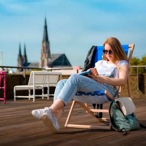 Mrzí vás, že krásné jarní počasí ve velkém nastoupilo až po začátku zkouškového? Nezoufejte a studujte na čerstvém vzduchu s univerzitními lehátky! 🌞 Všem studentům a zaměstnancům je opět bezplatně půjčuje @knihovnaupol – jak na Zbrojnici, tak na pobočce v hlavní budově @prf_upol.
.
1️⃣ Zajděte na recepci Zbrojnice nebo výpůjční pult na pobočce PřF.
2️⃣ Předložte ISIC / zaměstnaneckou kartičku.
3️⃣ Užijte si jarní sluníčko na nádvoří či terase! 🕶️ Nejpozději před zavírací dobou knihovny lehátko zase vraťte. Nemáte zač! 💙
.
.
.
#univerzitapalackeho #palackyuniversity #olomouc #univerzitnimesto