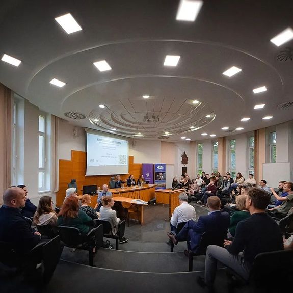 Veřejná beseda o senátu a jeho roli v ústavním uspořádání republiky, setkání se zástupci vedení UP i praktická zkouška služeb studentské právní poradny na @pf_upol. Dnes byl u nás hostem @milosvystrcil – předseda @senatcz a druhý nejvyšší ústavní činitel v zemi. 🇨🇿 Před chvílí na naší právnické fakultě!
.
.
.
#univerzitapalackeho #palackyuniversity #olomouc #univerzitnimesto