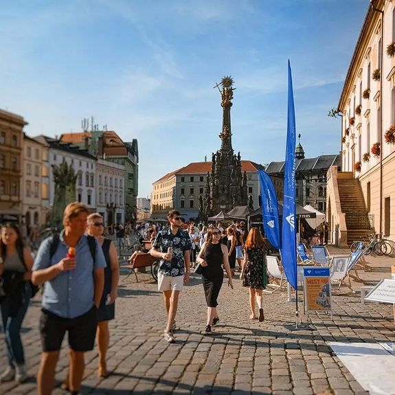 Takový byl náš jubilejní absolventský den! V sobotu 9. 9. se naši absolventi zblízka i zdaleka sjeli do Olomouce, aby popřáli své alma mater k jejím 450. narozeninám a připomněli si léta strávená ve svém studentském městě. 💙🆙
.
Čekaly na ně prohlídky fakult a dalších univerzitních prostor, vyhlídkové plavby po Moravě, stříbrné promoce na @prf_upol a @pf_upol, křest univerzitního pivního speciálu, otevřené památky v rámci Dnů evropského dědictví a spousta další zábavy a kultury.
.
🖼 Podívejte se na fotky! Kompletní album najdete na facebooku univerzity. Link v dnešním story. 👆
.
.
.
#up450 #univerzitapalackeho #palackyuniversity #olomouc #univerzitnimesto #upol #absolventiUP