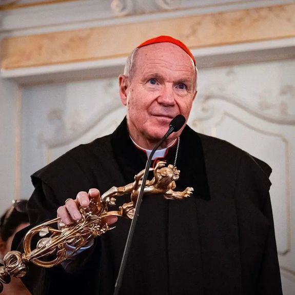 Vivat doctor honoris causa! 🎓
.
UP má nového čestného doktora. Včera se jí složením slavnostního slibu stal kardinál Christoph Schönborn, arcibiskup vídeňský, nejvyšší představitel katolické církve v sousedním Rakousku. 🇻🇦🇦🇹 Rodák ze Skalky u Litoměřic, potomek starobylé česko-německé šlechtické rodiny, po 2. světové válce vysídlené z Československa. Od 18 let člen dominikánského řádu, v jehož řadách se vypracoval na jednoho z nevýznamnějších teologů přelomu 20. a 21. století.
.
Po pádu železné opony přijel do svého rodného Česka a podílel se na obnově akademického teologického studia u nás. Byl prvním zahraničním vyučujícím na teologické fakultě v Litoměřicích a na počátku 90. let přednášel i na naší Cyrilometodějské teologické fakultě @cmtfup. Následně byl papežem Janem Pavlem II. ustanoven pomocným biskupem a později arcibiskupem ve Vídni.
.
Nejvyšší vyznamenání, které mu naše univerzita na návrh vědecké rady CMTF UP udělila při příležitosti svého 450. výročí, přijal jako dojemné znamení nejen v osobní rovině, ale také pro Českou republiku a Rakousko a církev v obou zemích.
.
Christoph Schönborn se stal 53. čestným doktorem v porevoluční historii UP. Zařadil se tím například po bok prezidenta Václava Havla, chemika Antonína Holého, mecenáše Charlese Merilla, nebo „lovce nacistů“ Simona Wiesenthala.
.
.
.
#up450 #univerzitapalackeho #palackyuniversity #olomouc #univerzitnimesto #upol @erzdioezesewien