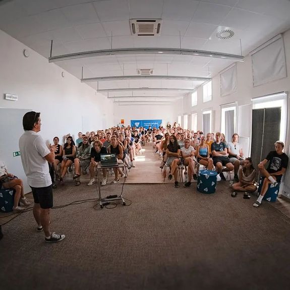 Od ostrého startu semestru nás dělí už jen pár dnů a někteří studenti zasedli do lavic už tento týden – v MoravaCampu v nedaleké Mohelnici totiž vrcholí @seznamovak_pro_studenty_up, kde se stovky nastupujících prváků sešly seznámit s nastávajícími spolužáky a poprvé nahlédnout do nitra univerzitního života.
.
Každý z turnusů Seznamováku sem přijely pozdravit i delegace z našeho rektorátu – aby jim v zázemí metaforicky nazvaném Aula představily nabídku univerzitních služeb i možnosti zapojení do činnosti univerzitních organizací už při studiu. 🆙
.
Rádi jsme všechny viděli a už netrpělivě počítáme dny a hodiny, než se Olomouc opět rozproudí studentským životem!
.
.
.
#univerzitapalackeho #palackyuniversity #olomouc #univerzitnimesto