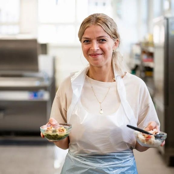 Pestřejší nabídka pro vegetariány i vegany – už brzy v našich menzách! 🥦🍲🥧
.
Desítka kuchařů z @koleje_menzy_olomouc totiž v závěru prázdnin absolvovala školení v moderních metodách přípravy rostlinných jídel se společností @proveg.cz a jejím projektem Udržitelné menzy.
.
Nové recepty budete moct hromadně vyzkoušet při Vege dni v menze 25. září, který bude součástí programu Evropského týdne udržitelného rozvoje na UP. Víc se o něm dočtete na webu. Link v biu. ☝️
.
Jinak se ale samozřejmě zařadí do průběžné nabídky menz a potěší nejen vegetariány a vegany, ale těžba i lidi s alergií na laktózu nebo vejce.
.
.
.
Foto: Josef Polehňa
.
#univerzitapalackeho #palackyuniversity #upol #olomouc #univerzitnimesto