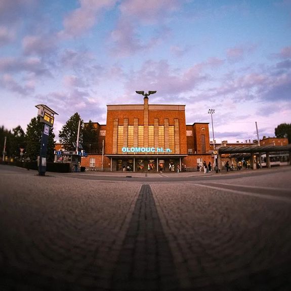 Nad prázdninami se naposled stmívá. 🌇
.
Nejen z pohledu na hlavní nádraží je jasné, že vysokoškolské léto je u konce. Ulice i tramvaje jsou náhle plné mladých tváří, v okolí kolejí je rušno, městem zní hlasy studentů v češtině i mnoha dalších jazycích.
.
Semestr naplno začíná už zítra ráno. Přijďte ho s námi přivítat! Univerzita pro studenty (především ale nejen prváky) organizuje výroční MEET UP. 💙🆙 Už toto úterý odpoledne a večer na něm všichni dostanou příležitost se seznámit s našimi studentskými spolky, dozvědět se vše o službách knihovny, kariérního centra a mnoha dalších součástí UP. A v neposlední řadě poznat místní street art, muziku a další kulturu.
.
Buďte u toho! Link na podrobnosti najdete v biu i v dnešním insta story. ☝️☝️
.
.
.
#univerzitapalackeho #palackyuniversity #upol #olomouc #univerzitnimesto #meetup @safe_cz