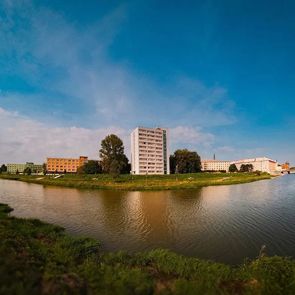 Náš největší kolejní kampus leží v místech, kde se setkávají řeky Morava a Bystřice. Zítra se tam navíc setkají studenti a představitelé univerzity, aby přivítali semestr. 🆙
.
Dějištěm našeho výročního MEET UPu se totiž stane nová olomoucká náplavka, pojmenovaná k poctě letos zesnulého emeritního rektora naší univerzity – Nábřeží Josefa Jařaba. Na jeho ploše a přístavišti @plavby_olomouc se odehraje hlavní program od 15. do 20. hodin. Část doprovodného programu proběhne přímo v kolejním kampusu. Po 20. hodině bude navazovat koncertní večer v přilehlém klubu @15minutclub. Buďte u toho!
.
Chcete se podívat, co všechno se chystá? Koukněte na 🔎 meetup.upol.cz. Link v biu. ☝
.
Nejste si jistí, kudy se tam dostat? Odkaz na mapu dnes hledejte ve stories. 👆
.
.
.
#meetup #univerzitapalackeho #palackyuniversity #upol #olomouc #univerzitnimesto