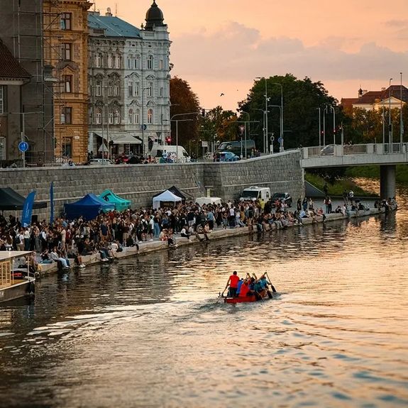 MEET UP! Aneb univerzitní město vítá nový akademický rok na Nábřeží Josefa Jařaba. Právě teď!
.
Program na náplavce se v tuto chvíli chýlí ke konci, od 20:00 se ale navazuje afterparty v přilehlém klubu @15minutclub. Nenechte si ujít ani to. 💙🎶
.
.
.
#rightnow #univerzitapalackeho #palackyuniversity #upol #olomouc #univerzitnimesto #meetup