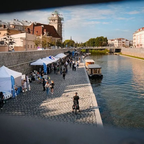 MEET UP! Ohlédněte se s námi za velkým úterním vítáním nového akademického roku na olomoucké náplavce.
.
Prváci i všichni ostatní se tu mohli potkat po prázdninách a seznámit se s univerzitními součástmi i službami, místními kumštýři i hostujícími muzikanty. 💙🆙
.
Kompletní fotoalbum už máme vystavené na Facebooku. Link dnes najdete ve stories. 👆
.
.
.
#univerzitapalackeho #palackyuniversity #upol #olomouc #univerzitnimesto #meetup