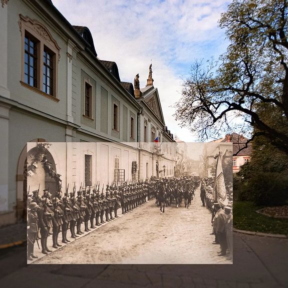 Dnes je Den české státnosti. Jeden z mála současných státních svátků nábožensky vlažného národa, který je přímo spojen s katolickou církví – odkazuje totiž na zemského patrona svatého Václava. V mládí zavražděného „dobrého knížete“ formujícího se státu, jehož následná legenda obestřela řadou křesťanských ctností. Od jeho svatosti odvozovali svou legitimitu pozdější přemyslovští vládcové a o velký rozmach Václavova kultu se pak mezi jinými zasloužil jeho vzdálený potomek Karel IV. – sám známý jako „otec vlasti“.
.
Novodobý český stát měl ke svému patronovi rozporuplný vztah. Za prezidenta Masaryka se tisícileté výročí Václavovy smrti stalo příležitostí k usmíření s katolickou církví, s níž měla první československá republika letité rozepře.
.
Václavův vazalský poměr k mocnějšímu králi sousedního Saska byl v časech válečného Protektorátu  propagandisticky vyzdvihován jako historický příklad česko–německé spolupráce. Za komunistického režimu byl naopak odsuzován a přirovnáván ke kolaboraci. V 50. letech byl svátek sv. Václava jako státem uznávaný významný den zrušen.
.
Iniciativa za jeho obnovu pak vznikla v 90. letech. Svého cíle dosáhla v roce 2000, kdy bylo 28. září jako státní svátek uzákoněno parlamentem. Jednání v poslanecké sněmovně se ovšem neobešlo bez kontroverze. Jako kompromisní řešení pro poslance s rezervovaným vztahem ke křesťanským tradicím bylo z původně navrženého názvu svátku ve 2. čtení vypuštěno jméno zemského patrona – dodnes tedy díky tomu slavíme svátek svatého Václava bez Václava.
.
V dnešní době si nábožensky vlažná většina českého národa svého svatého patrona spojuje hlavně s majestátnou jezdeckou sochou na velkém pražském náměstí, jejím vyobrazením na dvacetikoruně, několika nesouvislými výjevy z dějepisu a podvědomým obrazem dobrého státníka jako charismatického pána na koni.
.
Ilustrační foto: Příjezd čestné stráže prezidenta T. G. Masaryka k olomouckému Arcibiskupskému paláci v září 1921.
.
.
.
#univerzitapalackeho #palackyuniversity #upol #olomouc #univerzitnimesto