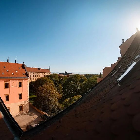 Už příští čtvrtek vám @ceskatelevize popřeje dobré ráno z našeho Konviktu! 🌅📺
.
5. října od 5:59 do 8:30 se totiž pravidelný pořad Dobré ráno s ČT bude živě vysílat nikoliv z televizního studia, ale z Uměleckého centra UP. Ústředním tématem relace bude 450. výročí založení naší univerzity.
.
Tak se těšte a dívejte! Bližší info ve stories. ☝
.
.
.
#univerzitapalackeho #palackyuniversity #upol #olomouc #univerzitnimesto #up450