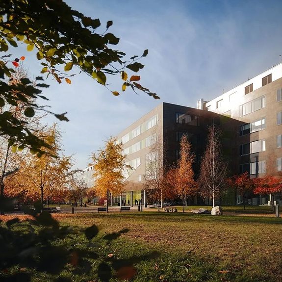 Naše přírodověda dnes oslavila sedmdesátku! 7️⃣0️⃣🆙
.
Univerzita olomoucká je zde už takřka 450 let. Plnohodnotná fakulta @prf_upol k ní ovšem přibyla „teprve“ v roce 1953. Staré evropské univerzity bývaly tradičně čtyřfakultní (teologie, filozofie, práva a medicína). V Olomouci se přírodní vědy dlouho vyučovaly v rámci @ff_upol, na níž ostatně získal vědecké znalosti o šlechtitelství rostlin například otec genetiky Gregor Mendel.
.
Novodobá olomoucká přírodověda si za 70 let vybudovala skvělé jméno a vyrostla ve fakultu, která v rámci našeho univerzitního svazku v mnohém hraje prim. Přejme jí tedy i do příštích let sílu, inspiraci a neutuchající energii k rozvoji svých četných talentů. 🧡
.
Na dnešní oslavě byli oceněni emeritní páni děkani, kteří se zasloužili o překotný rozvoj fakulty zejména v posledních třech dekádách. Pocta a vzpomínka byla věnována i těm, kteří už nejsou mezi námi. Především byla v nejvyšším patře fakulty odhalena pamětní deska doktoru Josefu Tillichovi – prvnímu předsedovi Akademické rady UP, významné osobnosti sametové revoluce a studenty i kolegy milovanému pedagogovi, zemřelému na podzim loňského roku.
.
.
.
#70letsprirodou #univerzitapalackeho #palackyuniversity #olomouc #univerzitnimesto