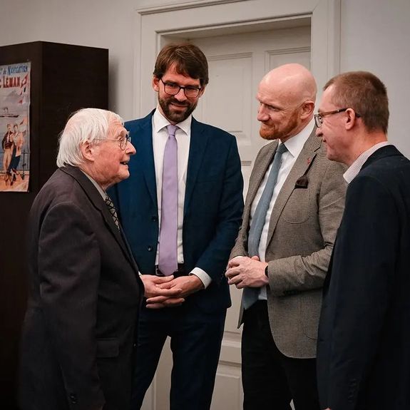 🇬🇧 Velvyslanec jeho veličenstva @mattfielduk už sice není v Česku až tak novej, ale k nám na univerzitu v pátek zavítal poprvé od svého letošního vstupu do funkce.
.
Navštívil mimo jiné @ff_upol a katedru @kaa_upol, kde se setkal s nestorem naší anglistiky, legendárním profesorem Jaroslavem Peprníkem. Z první ruky si vyslechl příběhy o jeho dobrodružstvích v raně poválečné Británii i několikaletém nedobrovolnému pobytu u „černých baronů“ ke kterým podobné dobrodruhy následně odsuzoval komunistický režim. A samozřejmě o dlouhé filologické kariéře a vzniku řad učebnic, které v Česku i na Slovensku zásadně pomohly šířit anglickou gramotnost.
.
.
.
#univerzitapalackeho #palackyuniversity #upol #olomouc #univerzitnimesto