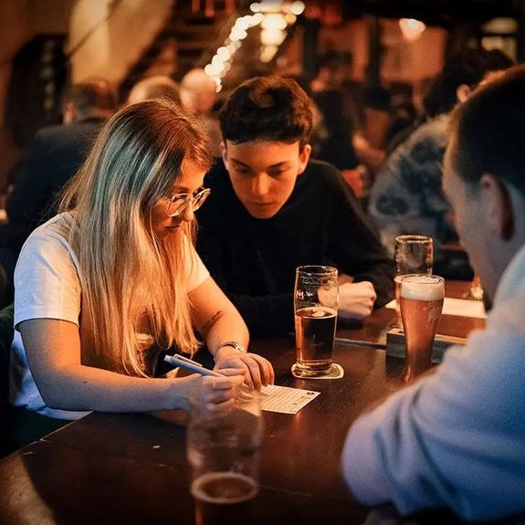 Studentský svátek je třeba studentsky oslavit. 🖊🍻
.
Blíží se 17. listopad. A naše univerzita si v duchu dobré tradice připomíná svátek spojený s Mezinárodním dnem studentstva vážně i nevážně. Včera se třeba v @jazztibetclub odehrál speciální @hospodskykviz pod hlavičkou UP na téma „Československo“. 🇨🇿💙 Koukněte na fotky!
.
Další řada akcí proběhne v následujících dnech. Těšit se můžete třeba na diskusi s disidenty na @pf_upol, studentskou mši v univerzitním kostele Panny Marie Sněžné, nebo slavnostní koncert Moravské filharmonie, který vedle státního svátku 17. listopadu připomene i 450. výročí naší alma mater.
.
🔗 Link na podrobnosti o chystaných akcích najdete v biu. ☝
.
.
.
#univerzitapalackeho #palackyuniversity #olomouc #univerzitnimesto