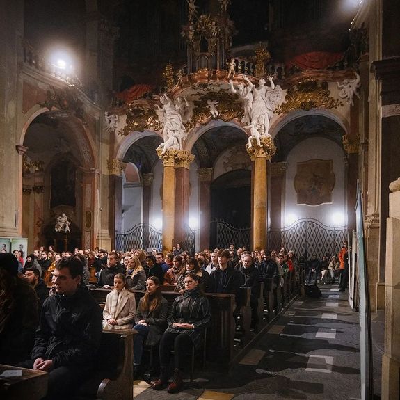 Panna Marie Sněžná, tak řečená „Sněženka“ – univerzitní kostel, který jako součást své koleje v barokní Olomouci vybudovali jezuité.
.
Chrám spjatý s akademickým životem po staletí je i nyní dějištěm studentských mší. Jedna z nich proběhla včera večer.
.
Byla věnována blížícímu se svátku 17. listopadu a jeho významu pro místní i národní dějiny. A památce Jana Opletala – zdejšího krajana, který se po své předčasné smrti stal symbolem studentského odboje proti nacismu. Řeč byla i o historickém dědictví naší univerzity a její dávná, ale nikoliv zapomenutá éra, v níž se nacházela ve správě jezuitského řádu. ✝
.
▶ Pokud vás zajímají staré, jezuitské dějiny naší univerzity, třeba vás pobaví nová podcastová série, kterou produkujeme společně s muzeem @vmolomouc. V podcastu „Jezuitská Olomouc“ se můžete úst historiků doslechnout třeba a architektonických záměrech, s nimiž byl budován nejen univerzitní kostel Panny Marie Sněžné, ale i přilehlé budovy barokních Konviktů. Nebo třeba poznat historické osobnosti biskupů, panovníků, papežů i vědců, kteří svými činy formovali kořeny naší univerzitní současnosti.
.
🎧 Odkazy k poslechu najdete ve dnešních stories i v biu. 👆
.
.
.
#univerzitapalackeho #palackyuniversity #olomouc #univerzitnimesto