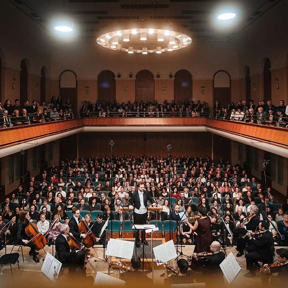 Slavnostní koncert Moravské filharmonie pro naši univerzitu – o včerejším svátečním večeru v olomoucké Redutě. 💙🆙
.
Velký koncertní sál na Horním náměstí rozezněla majestátní hudba na počest Mezinárodního dne studentů a 450. výročí naší univerzity. Ve světové premiéře se zde odehrála skladba Templum honoris, inspirovaná dějinami naší alma mater. A zkomponovaná čtyřmi hudebními skladateli z řad naší akademické obce – Janem Vičarem, Vítem Zouharem, Tomášem Hanzlíkem a Markem Keprtem z @ff_upol a @pdf_upol.
.
🎶 Zvuk ze slavnostního večera v přímém přenosu nabídl posluchačům z celé republiky Český rozhlas @crovltava. Záznam najdete už brzy na webu ČRo. Link v biu. ☝
.
.
.
#univerzitapalackeho #palackyuniversity #olomouc #univerzitnimesto #up450 @moravskafilharmonieolomouc @ateneoupol