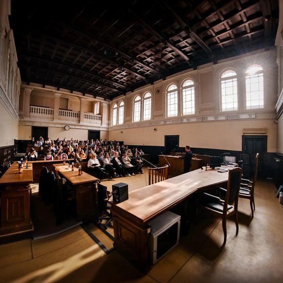 Olomoucká Noc práva včera otevírala justiční témata i dveře soudních síní. ⚖️

▪️ Jak to vypadá v podzemí i na věži historické budovy justičního paláce na třídě Svobody, v níž sídlí zdejší okresní soud?
▪️ Jak se soudnictví v Olomouci rozvíjelo od starého rychtářství přes církevní a vojenské soudy až po současnost?
▪️ Jak funguje @vezenskasluzba České republiky?
▪️ Jak se za uplynulý rok v „běžné“ kyberkriminalitě na Olomoucku projevovala generativní AI?

Nejen na tyto otázky odpovídala výroční popularizační akce, kterou u nás v Olomouci s organizací @nugisfinem uspořádala naše právnická fakulta @pf_upol. Děkujeme všem za návštěvy! 💜
.
.
.
#nocprava #olomouc #univerzitnimesto #univerzitapalackeho #palackyuniversity #upol