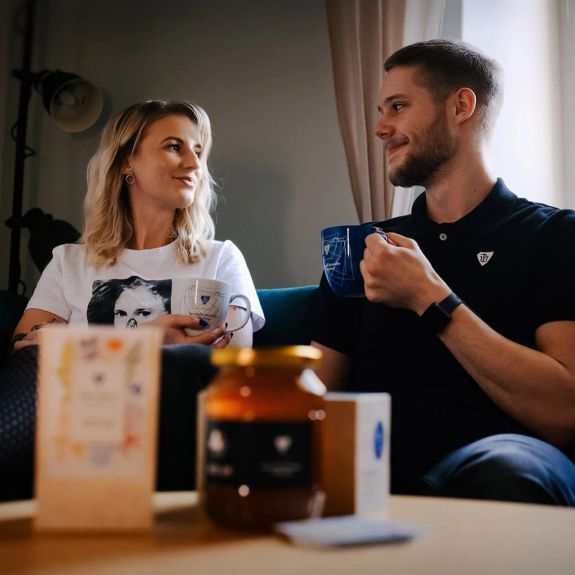 Potřebujete povzbuzení při studijních výkonech, ale kafe není váš šálek čaje? ☕ Tak zkuste třeba Šálek učence! Nový bylinkový čaj, který pro náš univerzitní obchod UPoint v bio kvalitě vyrábí @sonnentor.cz. 🌿

V každém nálevovém sáčku najdete směs devíti aromatických bylinek a květů, které nabudí smysly a inspirují mysl. Lahodit vám bude jak v horké podobě na učení o dlouhých zimních večerech, nebo jako ledový čaj pro jarní a letní osvěžení.

Tak přijďte ovonět! Čaj najdete v kamenné prodejně a samozřejmě i na e-shopu. Link v biu. 👆
.
.
.
#upoint #upol #univerzitapalackeho #palackyuniversity #olomouc #univerzitnimesto