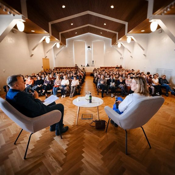 O šikmém kostele a Životicích, opomíjeném regionu a společenských dopadech literatury – i o mnoha dalších věcech byla řeč na závěrečném setkání z cyklu Procházka s... Besední sérii s rektorem UP Martinem Procházkou a jeho hosty.

Tím dnešním byla Karin Lednická – spisovatelka a autorka úspěšných románů o po/zapomenutých dějinách Karvinska.

Děkujeme za hojnou účast a živou diskusi. 💙 Před chvílí v aule @ff_upol!
.
.
.
#univerzitapalackeho #palackyuniversity #olomouc #univerzitnimesto
