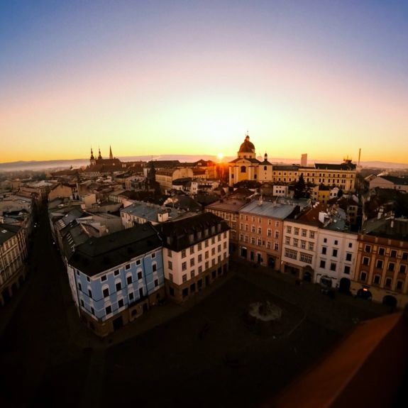 Dobré ráno, jaro! ☀️

Dnes vyšlo slunce nad univerzitním městem s úderem šesté na radniční věži. A s úderem šesté opět zapadne. Právě teď v 10:01 totiž nastala jarní rovnodennost. Nové roční období je tady. Užijte si ho! A těšte se na počasí, s nímž letní semestr konečně dostojí svému názvu. 💙🆙
.
.
.
#univerzitapalackeho #palackyuniversity #olomouc #univerzitnimesto