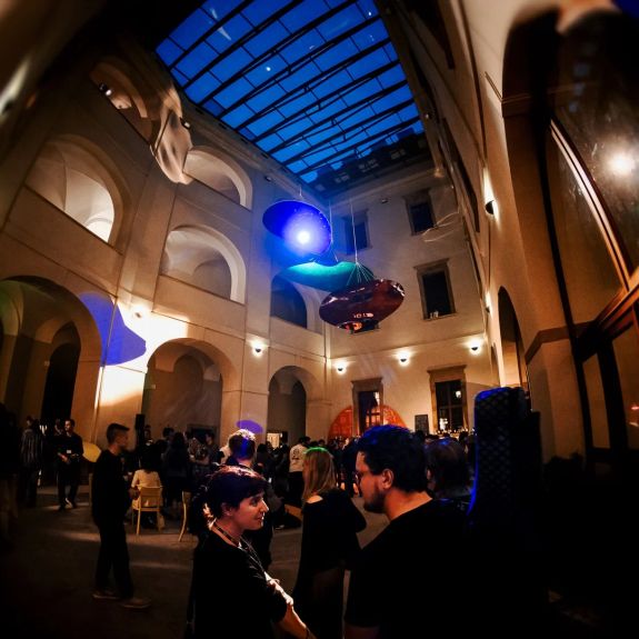 Přes den AFO = přes noc party! 🪩

Jindy roztříštěný olomoucký noční život si tento dubnový týden našel svůj přirozený středobod na našem Konviktu. Festival @afo_olomouc totiž nabízí nejen spoustu filmů o vědě, ale i prostor pro relax, pokec, hudbu a tanec. To vše vyvrcholí o právě začínajícím víkendu. Užijte si to!
.
.
.
#afo #workinprogress #univerzitapalackeho #palackyuniversity #olomouc #univerzitnimesto