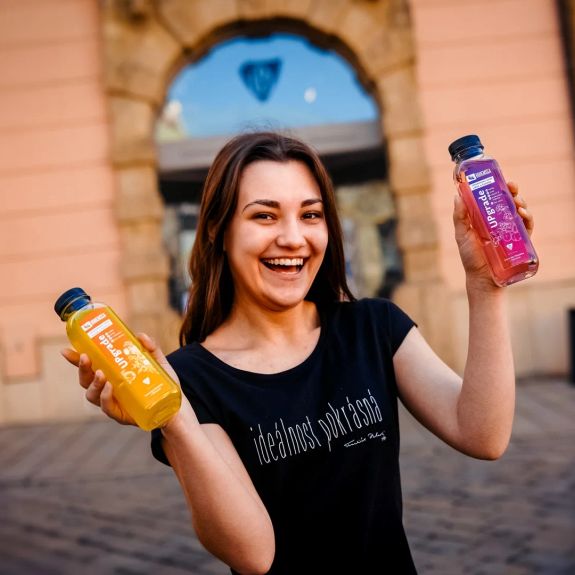 UPgrade = nové vitamínové osvěžení v UPointu! 🆙💧

Aneb univerzitní obchod spojil síly s vyhlášenou olomouckou sodovkárnou @bohemsca a představuje vitamínové vody plné minerálů a dalších látek podporujících metabolismus.

K mání jsou 2️⃣ příchutě:

🍒 Višeň & švestka obsahuje hořčík, zinek, prebiotickou vlákninu a vitamín D. Neobsahuje cukr.

🥭 Mango & marakuja vám poskytne hořčík, zinek a směs 11 vitamínů. Obsahuje minimum cukru – celá 390ml láhev má energetickou hodnotu necelých 8 kcal.

Tak si přijďte vyzkoušet UPgrade svého pitného režimu!

Třeba už při zítřejších narozeninách UPointu, kdy si budete moct mimo jiné zasoutěžit o krásné slevy a dárky. 🎊🎁🍻

Nové vitamínky si ale už od zítřka budete moct pořídit i přes e-shop. Link v biu. ☝️
.
.
.
#upoint #upol #univerzitapalackeho #palackyuniversity #olomouc #univerzitnimesto
