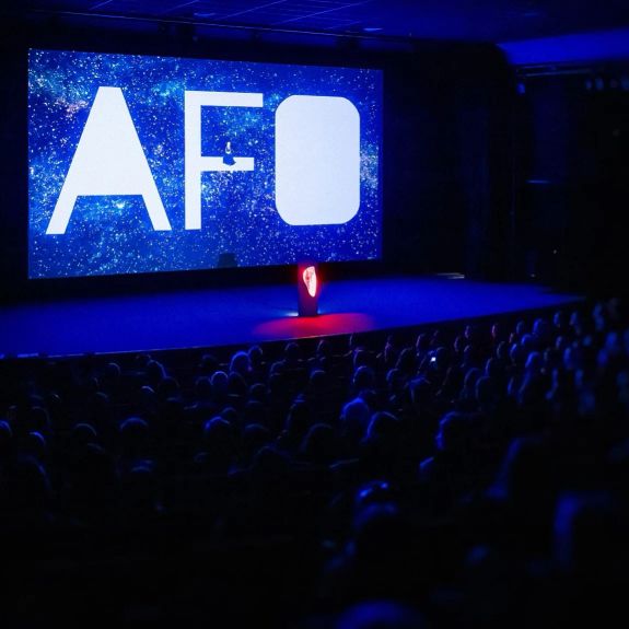 Sotva skončily příslovečné svátky jara, propukl u nás tradiční svátek popularizace vědy! 🎥🧪

Ve velkém sále kina Metropol byl totiž slavnostně zahájen letošní festival Academia Film Olomouc @afo_olomouc! Výroční krasojízda plná dokumentárních filmů, přednášek, besed, naučných her a kulturní zábavy začala neformálně dnes ráno a potrvá až do neděle ve vybraných lokacích napříč centrem Olomouce.

AFO dneškem slavnostně vstoupilo do svého 60. ročníku. Při svém úctyhodném věku ale stále srší vitalitou a pohled má upřený do budoucna. I proto letošní festival nese podtitul #workinprogress. Tak se do jeho dobře naťuknuté práce zapojte i vy a nechte se vtáhnout do jeho mise šíření myšlenek o vědě!

Základní akreditace k účasti je jako vždy zdarma! 🎫

Vše potřebné najdete na webu 👉 afo.cz. Link v biu. 👆
.
.
.
Foto: Tomáš Kozohorský, Jan Hromádko, Antonín Šrejber | AFO
.
#afo #watchandknow #univerzitapalackeho #palackyuniversity #olomouc #univerzitnimesto