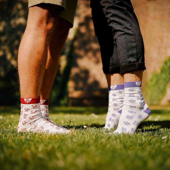 Chystáte se 1. máje pod rozkvetlý strom? 🌸 Ať ano nebo ne, ode dneška můžete originálně projevit lásku i ke své fakultě! 🧦

UPoint totiž nově nabízí kolekci 8 druhů bavlněných ponožek s barvami a symboly oborů našich 8 fakult. Tak se stavte na prodejně a vyberte si svůj pár! ❤️🧡💛💚 🩵 💙💜 🩷 

O státním svátku a navazujícím pátku bude mít UPoint zavřeno, ale ponožky lze už teď pořídit i na e-shopu. Link v biu. ☝️
.
.
.
#upoint #upol #univerzitapalackeho #palackyuniversity #olomouc #univerzitnimesto