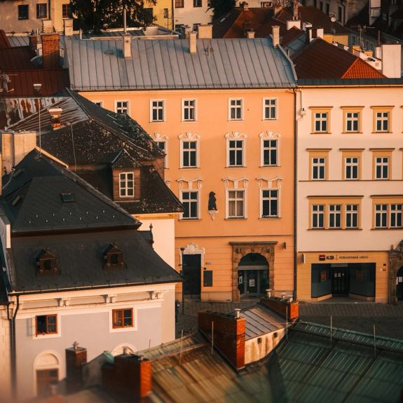 Všimli jste, jak to v UPointu po nedávné renovaci prokouklo? 💙 Náš univerzitní obchod toto jaro oslavil své 10. narozeniny a představil několik milých novinek v interiéru i sortimentu.

Při konci června a začátku července chystá pár přechodných změn ve svém otevíracím režimu, tak se skočte podívat na profil @upoint.upol, ať jste v obraze.

Nebo se ještě lépe stavte přímo na prodejně. Můžete tam v zadní odpočinkové zóně třeba na mapě dvou republik fakultním špendlíkem označit, odkud jste do olomoucké akademické obce přišli. 📍🆙
.
.
.
#upoint #upol #univerzitapalackeho #palackyuniversity #olomouc #univerzitnimesto