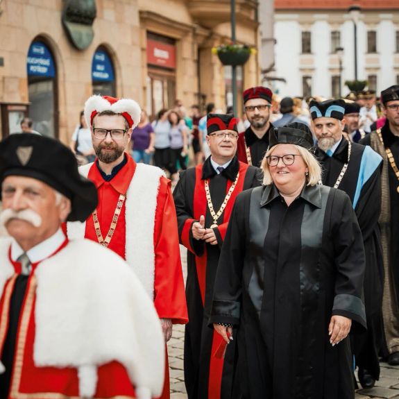 Tento víkend jsme oslavili Svátky města Olomouce!

Naše univerzitní město si každý rok slavnostně připomíná den svaté Pavlíny. Své patronky a ochranitelky před morovými ranami. Historickým centrem tak v pátek v podvečer prošel čestný průvod se zástupci města, církve a místních významných institucí. Chybět tradičně nemohli ani zástupci vedení naší univerzity a jejích osmi fakult. Podívejte se, jaká to byla paráda. 🆙
.
.
.
Foto: Jakub Čermák
.
#univerzitapalackeho #palackyuniversity #upol #olomouc #univerzitnimesto