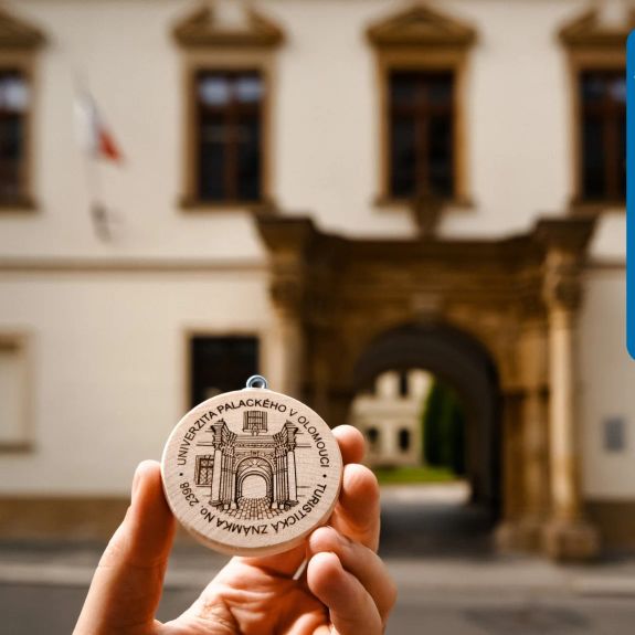 Sluníčko nebo déšť – Olomouc je krásná za každého počasí. 🌤️ A prázdninový čas vyzývá k výletům. Věděli jste, že z těch za našimi univerzitními památkami si můžete odnést i turistické známky do svých sbírek? A to hned tři! 🟡🟡🟡

1️⃣ Navštívíte-li historické univerzitní budovy na Křížkovského, Zbrojnici a Konvikt, zakončete procházku na Horním náměstí v domě U Černého psa v @upoint.upol. Náš univerzitní obchod zde právě ukončil svou prázdninovou odstávku a můžete si v něm pořídit turistickou známku olomoucké univerzity s pořadovým číslem 2398.

2️⃣ Právě v UPointu stále ještě zbývá pár posledních kousků limitované edice jubilejní turistické známky, vydané ke 450. výročí založení naší univerzity s pořadovým číslem 2786. Pokud vás na takové rarity užije, tak si pospěšte, dokud jsou k mání!

3️⃣ Třetí univerzitní známku si můžete pořídit v @pevnost_poznani_olomouc. Naše muzeum a centrum popularizace vědy ji nabízí přímo na své pokladně. Pořadové číslo má 2723.

4️⃣ Malým bonusem pro milovníky numismatiky je navíc pamětní mince, kterou Pevnost poznání vydala ke svému letošnímu 10. výročí otevření. Stejně jako posledně vzpomenutou známku ji pořídíte na pokladně pevnosti.

👉 Tak vyrazte na univerzitní tripy a užívejte prázdninovou Olomouc! Spoustu tipů na zajímavá místa na akademické půdě najdete na našem webu unitrips.cz. Doporučujeme k návštěvě! Odkaz na něj najdete v biu. ☝️
.
.
.
#univerzitapalackeho #palackyuniversity #olomouc #univerzitnimesto