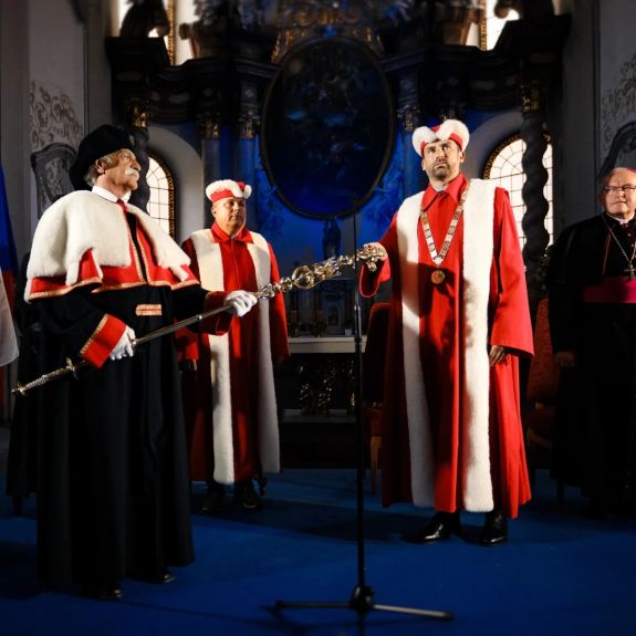 Vivat rector magnificus! 🎓

Na dnešní slavnostní inauguraci byl ceremoniálně uveden do funkce nový rektor UP Michael Kohajda – docent práva, který v čele naší univerzity formálně stojí od 1. května tohoto roku. Úřad zde spolu s insigniemi do jeho rukou symbolicky složil minulý rektor UP, profesor medicíny Martin Procházka.

Ceremonie proběhla v univerzitním kostele Panny Marie Sněžné na náměstí republiky. Barokním chrámu, jehož stavba symbolizuje historické kořeny naší bezmála 452 let staré alma mater a její vznik na základech původní jezuitské koleje.

V prostorách univerzitního chrámu zároveň novému vedení a celé akademické obci svým proslovem a modlitbou popřál vše dobré do příštího období arcibiskup olomoucký a metropolita moravský, mons. Josef Nuzík.

Ať žije rektor.

Ať vzkvétá akademie.
.
.
.
#univerzitapalackeho #palackyuniversity #olomouc #univerzitnimesto