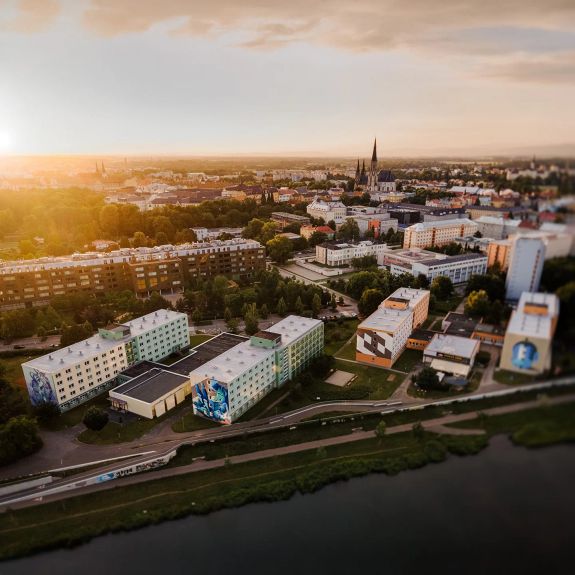 Léto je tady! ☀️ Dnes přesně ve 4:42 ráno vstoupilo slunce do znamení Raka a nastal letní slunovrat. Vítejte v nejdelším dni v roce. 💙

Trávíte-li ho v Olomouci, můžete ho snadno protančit v ulicích. S podporou naší univerzity se v nich totiž odehraje druhá polovina největšího českého pouličního festivalu @olmouczije. Tak dnes vyrazte do veřejného prostoru a přijďte se naladit na to nejpohodovější roční období!
.
.
.
#univerzitapalackeho #palackyuniversity #olomouc #univerzitnimesto