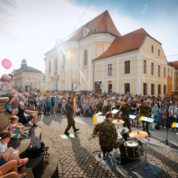 Olomouc (o)žila – i díky našemu partnerství!

Ulice a náměstí našeho univerzitního města minulý víkend pulzovaly muzikou tancem a další nezávislou kulturou – konal se zde totiž 5. ročník největšího tuzemnského pouličního festivalu Olomouc (o)žije.

Už tradičně jsme byli u toho jako hrdý partner. Naše univerzita festivalu přispěla programově a logisticky a v neposlední řadě mu ze svých personálních zdrojů zajistila profesionální fotodokumentaci – koukněte na pár ochutnávek! 📸☝️

Mnohem víc fotek už teď a i v příštích dnech najdete na sítích @olomouczije. 👈
.
.
.
Foto: Jakub Čermák (@photo_jakubcermak) a Klaudie Šimečková (@blondiie_photography)
.
#olomouc #olomouczije #univerzitnimesto #univerzitapalackeho #palackyuniversity
