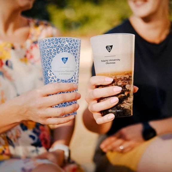 Máme nové univerzitní Nicknacky! 🥤

Své vlastní zálohované kelímky na (nejen) studentské akce jsme poprvé představili před pěti lety. Ve trojici motivů bylo i temně modré panorama noční Olomouce.

Starý design jsme měli rádi, ale už to chtělo změnu.

Na nových Nicknacích se můžete pokochat leteckým pohledem na náš letní univerzitní kampus na Envelopě s budovou @prf_upol, rozáriem a dalšími univerzitními budovami v pozadí.

Zbylé dva grafické motivy s Pallas Athénou a modrými univerzitními štítky jsou a budou stále ve službě. 👌

Koukněte na fotky, jak jsou nové kelímky pěkné! A těšte se, že si je proti obvyklé 50 korunové záloze budete moct půjčit už na tradičních akcích začátku semestru – třeba na Meet UPu. Nebo si je už teď můžete napořád koupit v UPointu.
.
.
.
#univerzitapalackeho #palackyuniversity #olomouc #univerzitnimesto